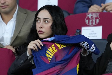 ZVEČE MILIONI Barsin tinejdžer pikirao vilu slavnog para, raduje se i ultrapopularna reperka