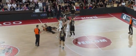 POTPUNI HAOS NA MEČU EVROLIGE Hrvatski sudija kao sumo rvač oborio na pod igrača Monaka (VIDEO)