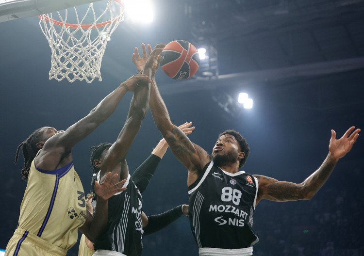 EVROLIGA SIPALA "SO NA RANU" CRNO-BELIMA Podelili nestvarnu trojku Klajburna iz svakog ugla