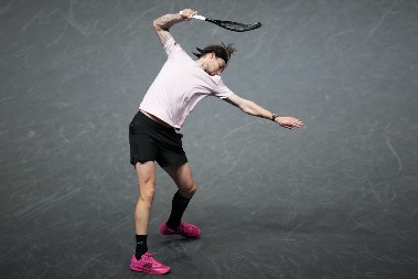 NASTAVLJA DA PRAVI HAOS Kontroverzni teniser izgubio u Parizu, pa lomio reket i protivniku poslao "srce"