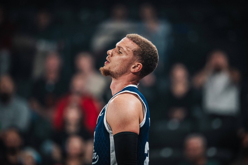 NESUĐENI IGRAČ PARTIZANA NAPRAVIO HAOS Bacio loptu na tribine, navijači hteli da se obračunaju sa njim, potpuni haos u Turskoj