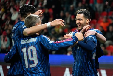 ARSENAL GAZI I NE MISLI DA STANE Ubedljiv trijumf "tobdžija" u Pragu, remi Napolija i Ajntrahta