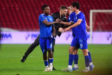 "ROMANTIČARI" U KRIZI Radnik sa kreča srušio OFK Beograd