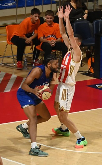 NESTVARNA TROJKA Ognjen Dobrić pogodio sa pola terena za TV špice (VIDEO)