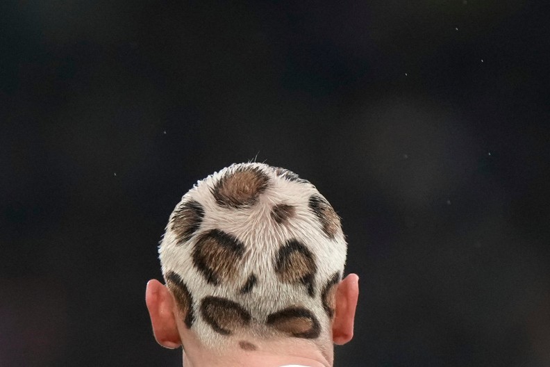 SVI PRIČAJU O NJEMU Reprezentacija mu posle skoro 30 godina otišla na Mundijal, a njegova frizura zaprepastila je sve (FOTO)