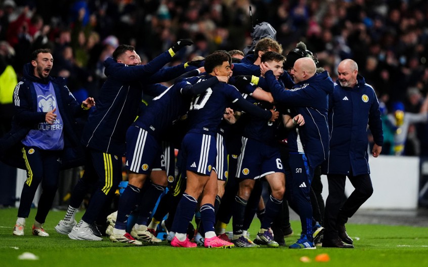 NEVIĐENA LUDNICA U GLAZGOVU Mektominijeve makazice obliaze planetu, Škotska u 93. minutu do Mundijala