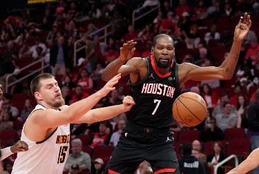 OVO SAMO MOŽE DŽOKER Jokić sa dvojicom na leđima izveo dodavanje sezone, niko nije znao gde je lopta: Hit izjava Srbina (VIDEO)