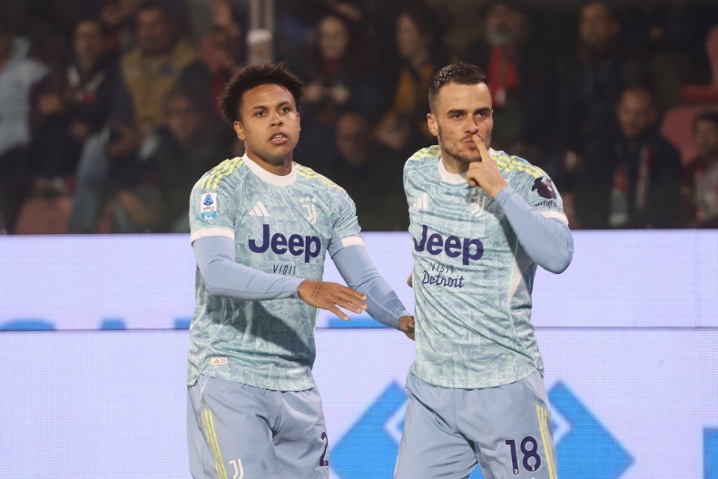 SKANDALOZNO POLUVREME U FIRENCI Vlahović prostački vređan, Kostić projektilom utišao navijače "viole" (VIDEO)