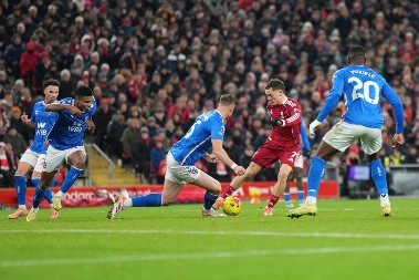 VELIKA IZNENAĐENJA Krah Čelsija, Liverpul opet kiksnuo