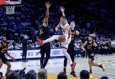 OVO JE MNOGO ZABOLELO Sudija pogodio saigrača srpskog reprezentativca u nezgodno mesto: O njenoj reakciji svi pričaju (VIDEO)