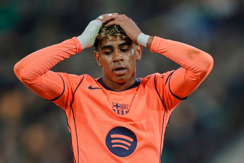 SKANDAL U ŠPANIJI Jamalov otac se sukobio na tribinama, obezbeđenje moralo da interveniše