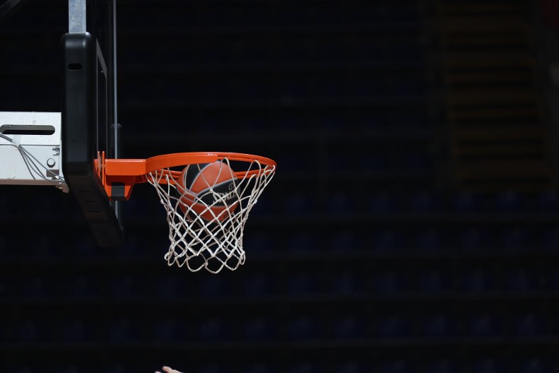 UŽASNE SCENE U TURSKOJ Huligani napravili neviđeni haos i kamenovali autobus košarkaša Galatasaraja (VIDEO)