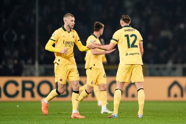 "ROSONERI" NE STAJU Milan slavio posle velikog preokreta za prvo mesto