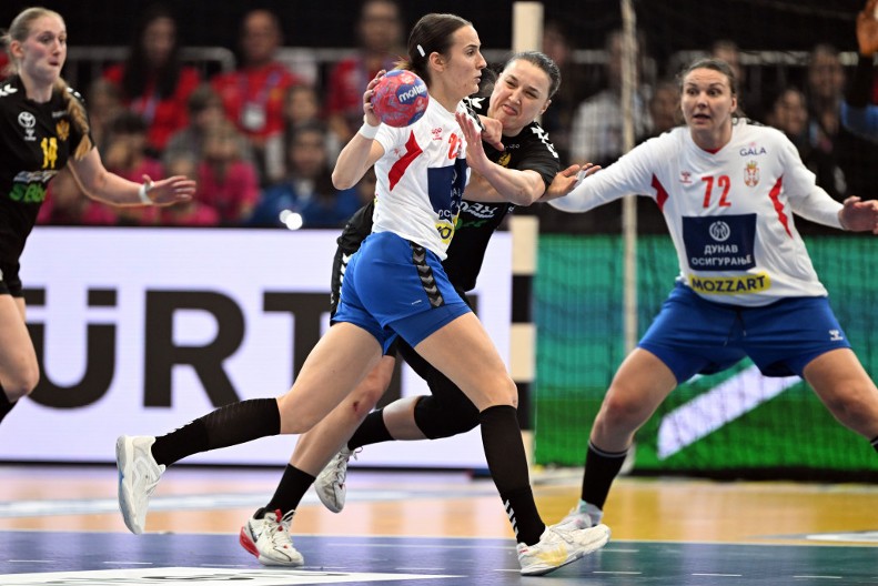 ČEMU OVO? Selektorka Crne Gore brutalno isprozivala rukometašice Srbije?