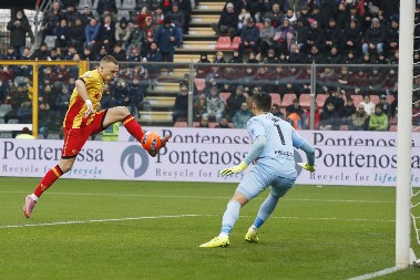 SRAMOTAN NAPAD NA SRBINA IZ ITALIJE: Šta ste videli u njemu? Nije jak, nije brz, nije dobar u skoku...