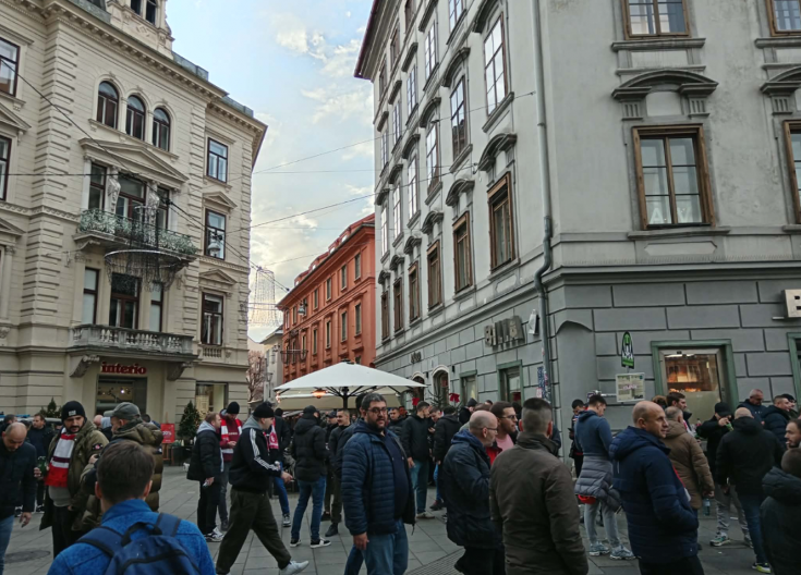 POČELA FEŠTA U GRACU Navijači Zvezde se zagrevaju pred meč sa Šturmom (VIDEO)