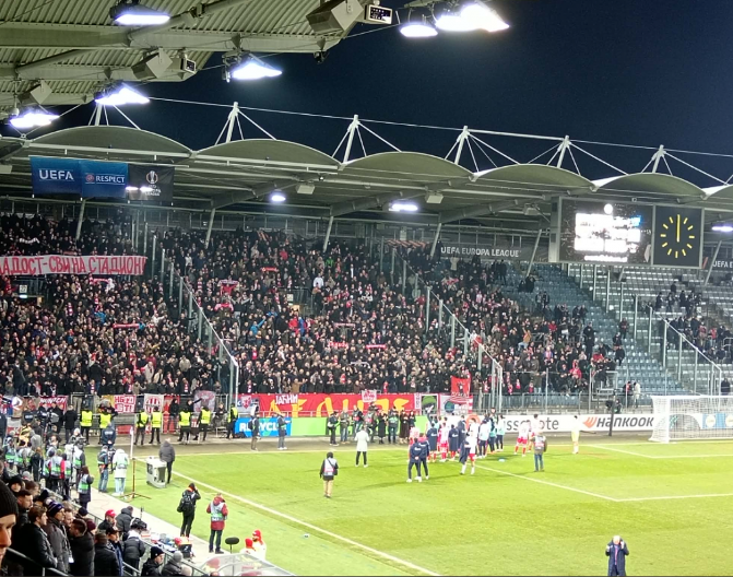 LUDNICA U GRACU Fudbaleri Zvezde slave sa navijačima (VIDEO)