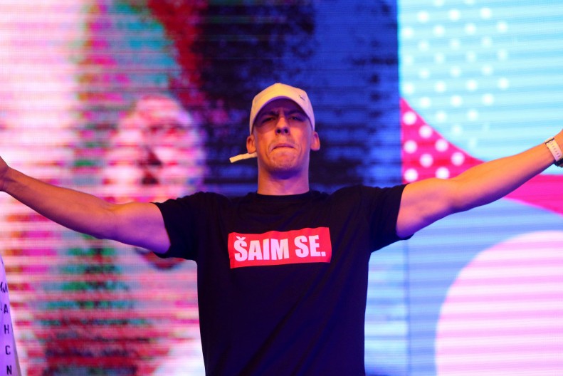 BAKA PRASE U ŠOKU Imao neprijatan susret sa navijačima, evo kako je reagovao (VIDEO)